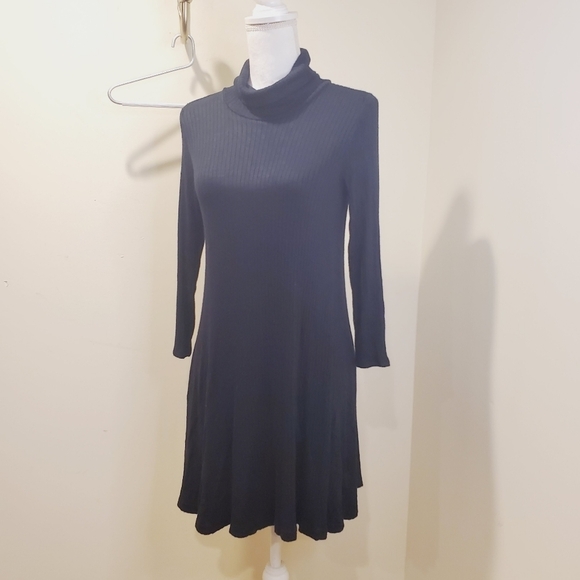 Soft and Sexy by American Eagle Outfitter turtleneck black long sleeve Dr… - Picture 5 of 10